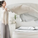 Как часто нужно менять постельное белье дома зимой, летом и осенью: паразиты в постельном белье